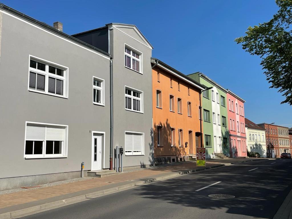 Modern Eingerichtet-Stadtnah-Ferienwohnung Mit Geschirrspueler Und Waschmaschine Friedland  المظهر الخارجي الصورة
