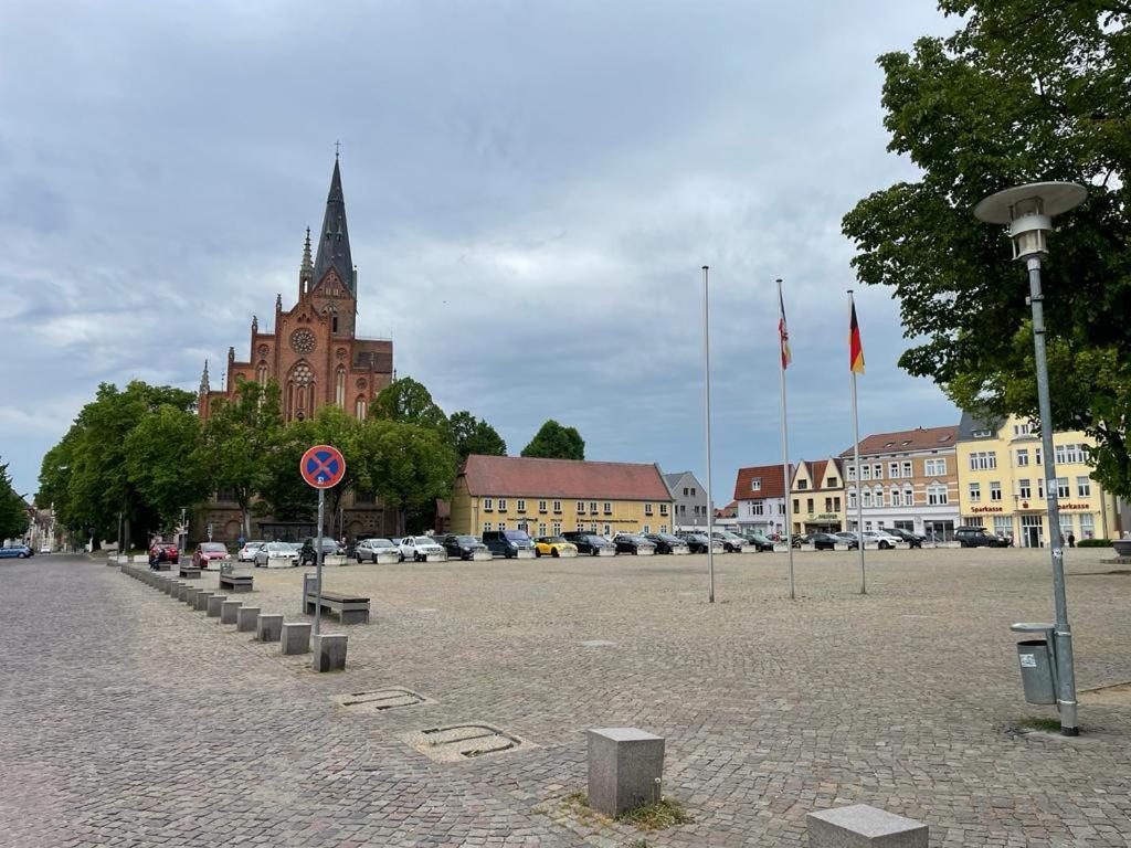Modern Eingerichtet-Stadtnah-Ferienwohnung Mit Geschirrspueler Und Waschmaschine Friedland  المظهر الخارجي الصورة